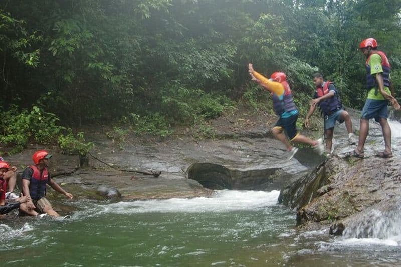 Excursion d'une journée en rafting et canyoning en eau vive au départ de Colombo/Negambo