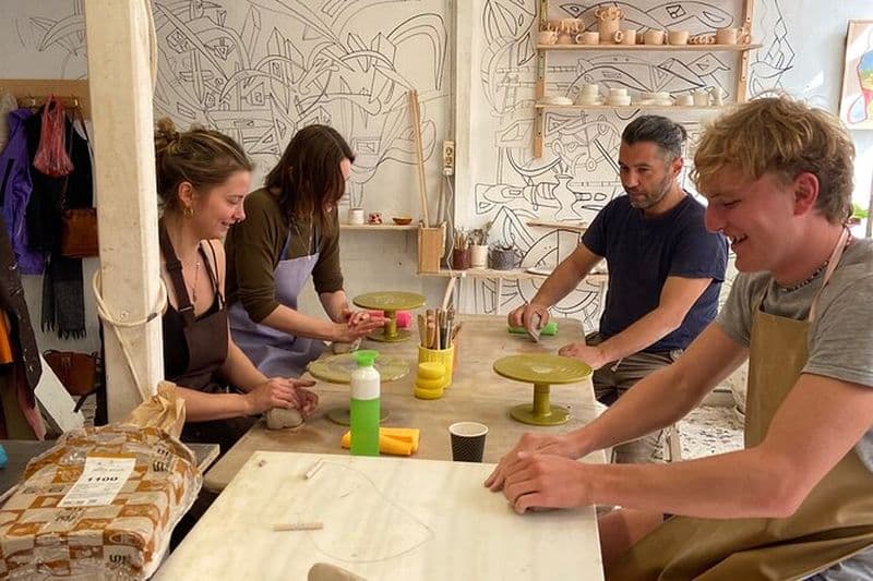 Atelier créatif de céramique et poterie avec deux artistes locaux