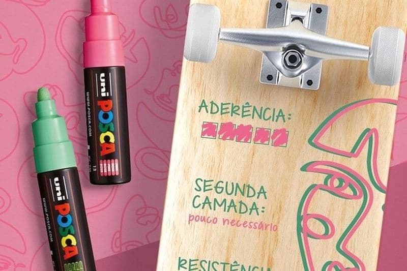 Peinture sur une planche à roulettes à Riyad