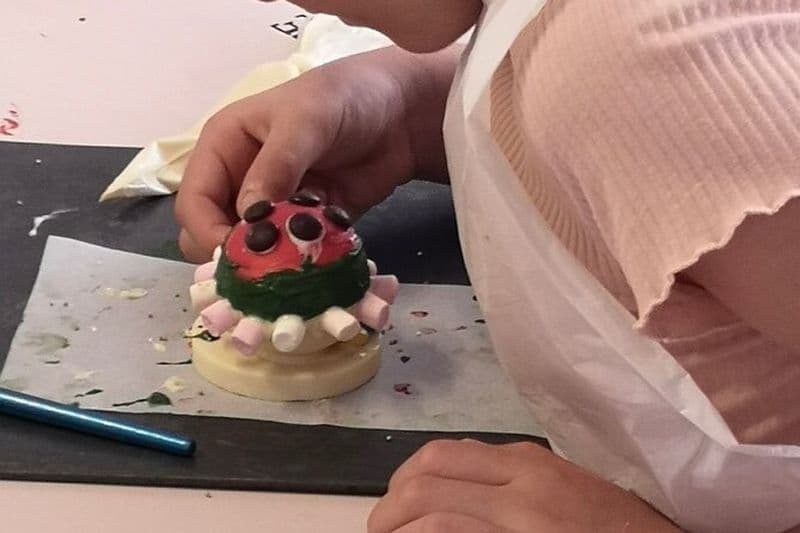 Classe de fabrication de chocolat de la famille des monstres à Malte