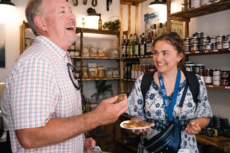 Billet Visite à pied de dégustation de vins et mets gastronomiques français de la colline Montmartre