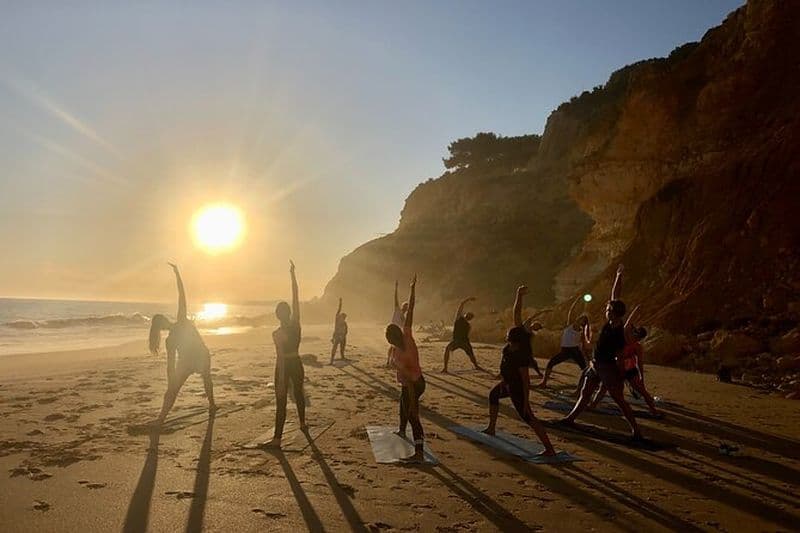 Yoga au coucher du soleil sur la magnifique plage de Portimão par el Sol