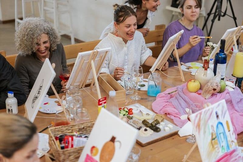 Atelier de peinture avec vin et apéritifs grecs