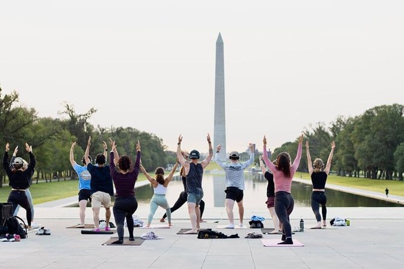 Cours de yoga au lever du soleil au Lincoln Memorial