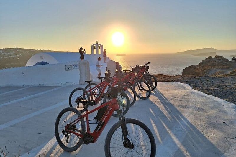 Expérience de visite au coucher du soleil en vélo électrique à Santorin