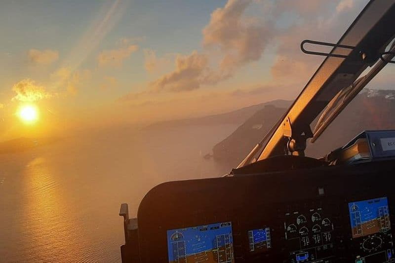 Tour privé en hélicoptère Santorin 30 minutes - jusqu'à 4 passagers