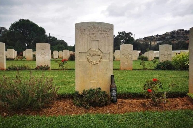 Bataille des héros de Crète: L’expérience hommage à la bière inachevée de Ted