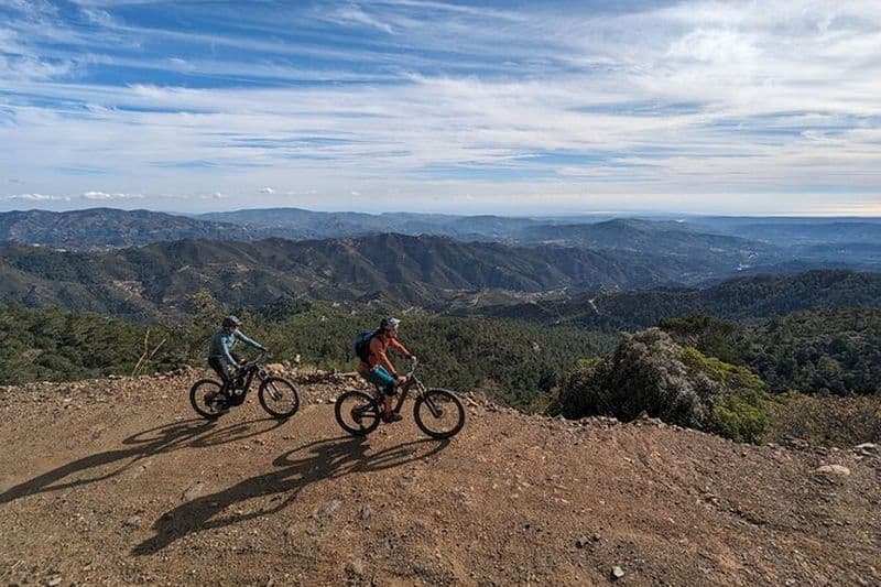 Troodos Voyages eMTB personnalisés dans les villages, les panoramas et les vignobles