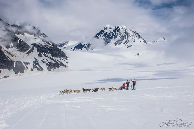 Visite d'aventure en hélicoptère de glacier et de traîneau à chiens