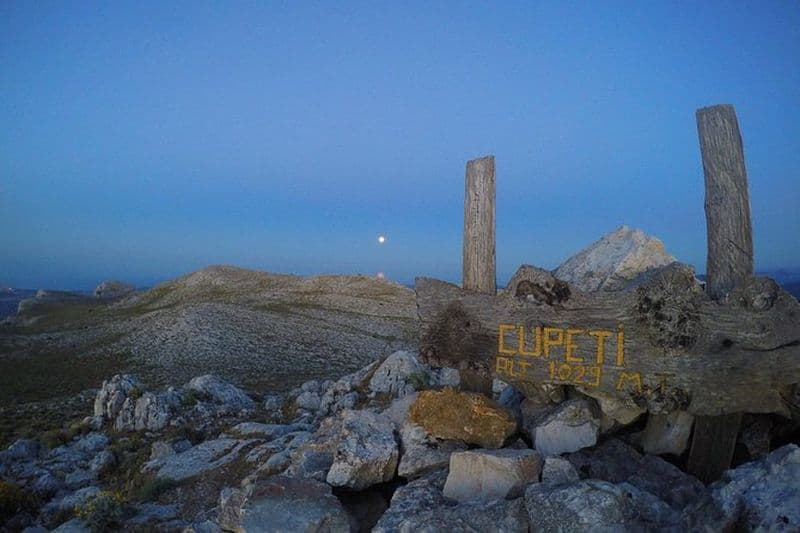 Randonnée au coucher du soleil à Montalbo + dégustation lente de plats et de vins