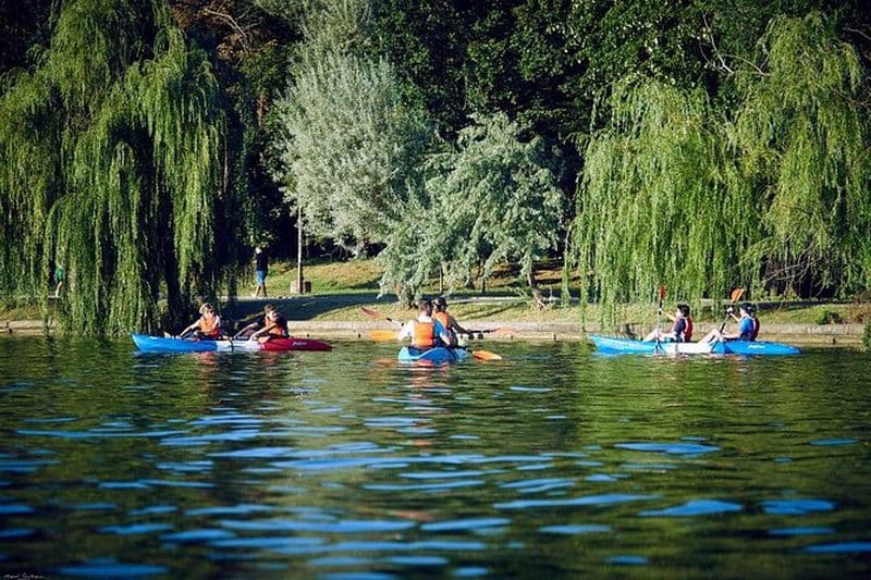 Kayak au cœur de Bucarest dans le parc Herastrau