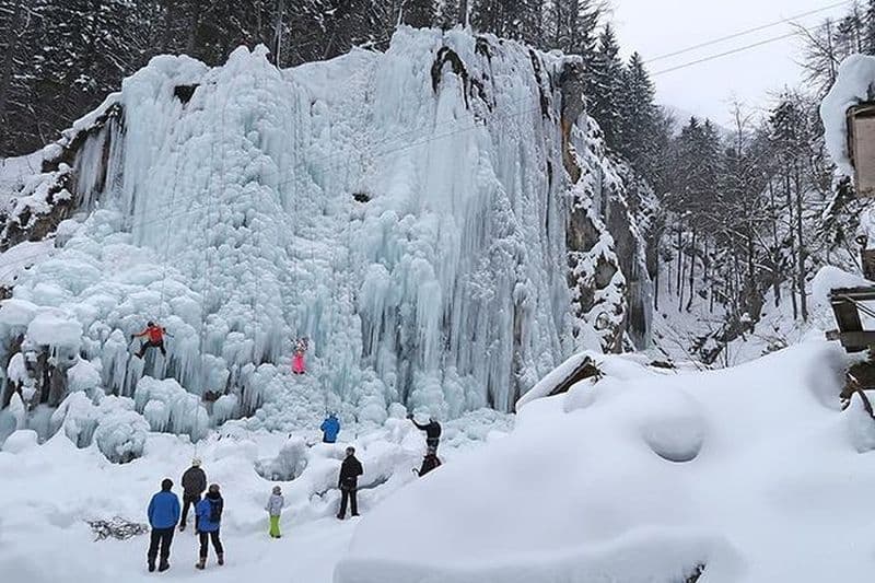 Escalade d'hiver rapide sur glace dans les gorges de Mlaca à Mojstrana