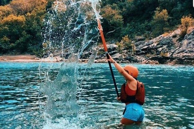 Expérience de rafting incroyable sur la dernière rivière sauvage Vjosa d'Europe à Permet, en Albanie