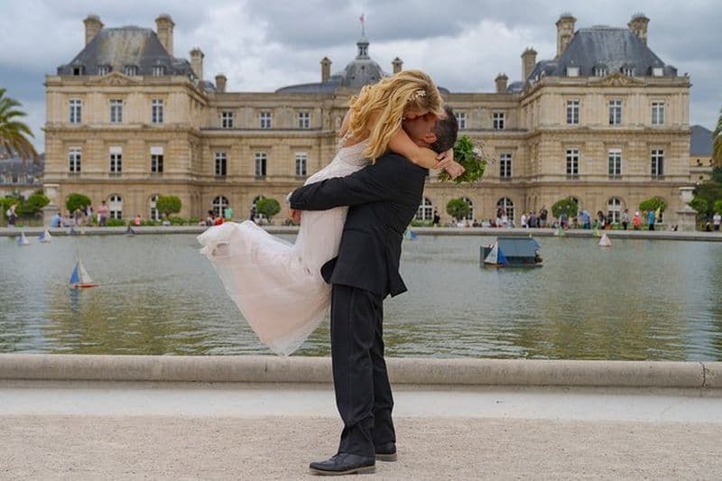 Le mariage au jardin de Paris Luxembourg promet une cérémonie de renouvellement avec une séance photo