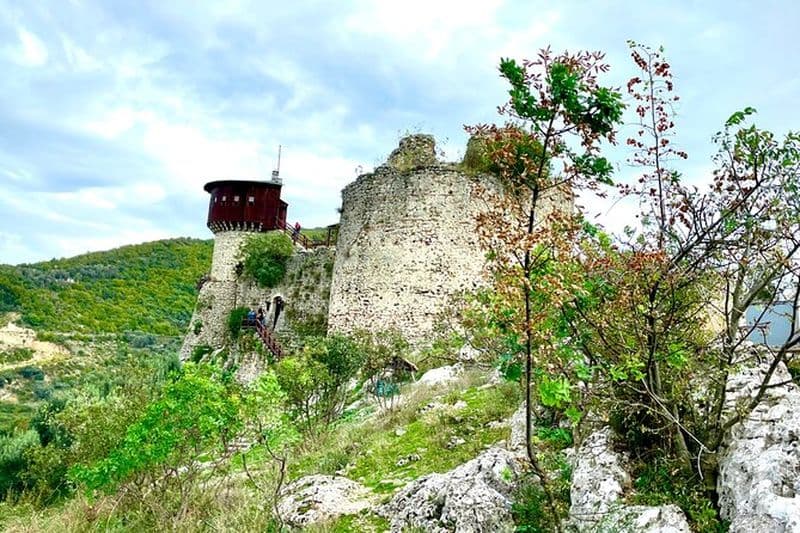 Excursion d'une journée au château de Petrela et à la tyrolienne Albanie Aventure