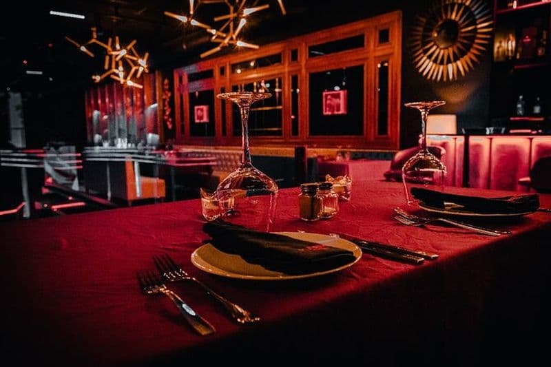 Dîner avec spectacles de cabaret et de pole à Porto