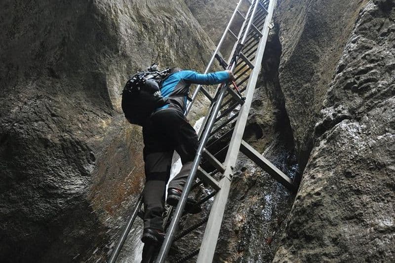 Excursion d'une journée en petit groupe au canyon épique des 7 échelles au départ de Brasov