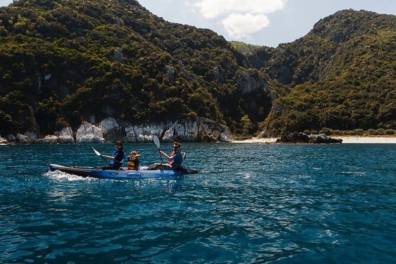 Excursion en kayak dans les grottes marines de FAKISTRA à Pélion