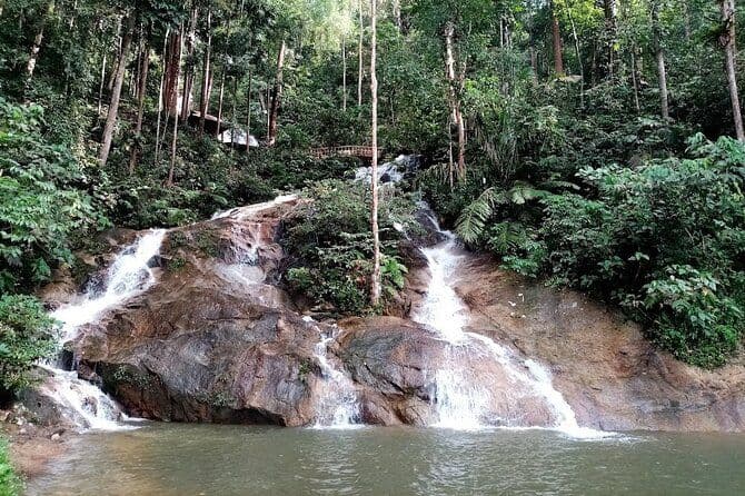 Cascade en cascade dans la forêt tropicale, grotte de Batu, source chaude (visite privée)