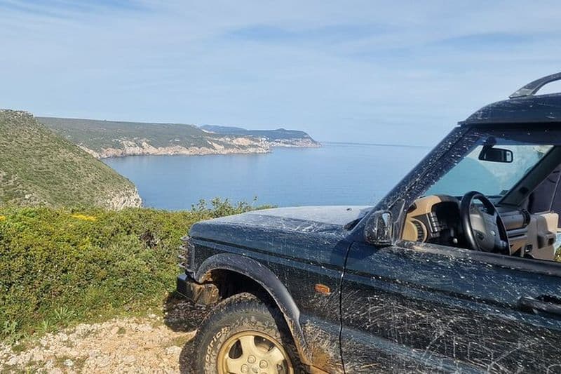 Lisbonne: Aventure en jeep et en bateau à Arrábida + prise en charge à l'hôtel