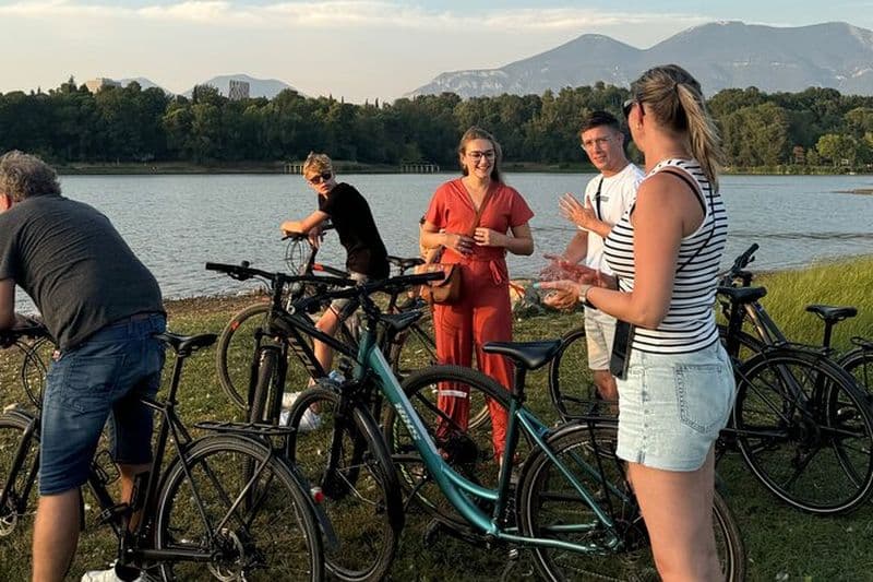 Visite à vélo ou en e-vélo Tirana : Points forts et Grand Parc Cycle guidé