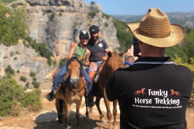 Incroyable expérience d'équitation au parc national de Vjosa à Permet