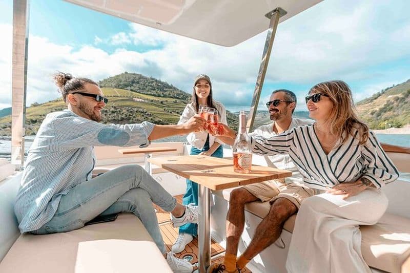 Pignons de pin : Bateau électrique 1h - Dégustation de deux vins