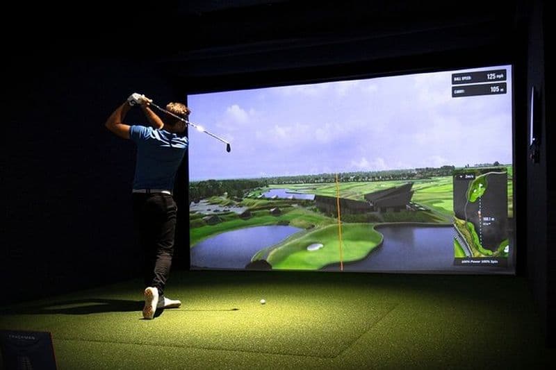 Simulateur de golf virtuel intérieur privé de 2 heures alimenté par Trackman 4