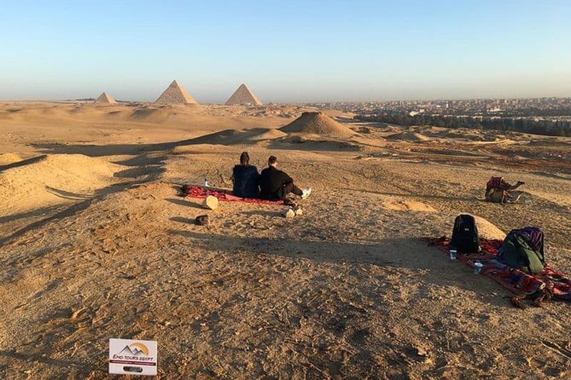 Safari insolite dans le désert autour des pyramides de Gizeh au coucher du soleil avec barbecue.