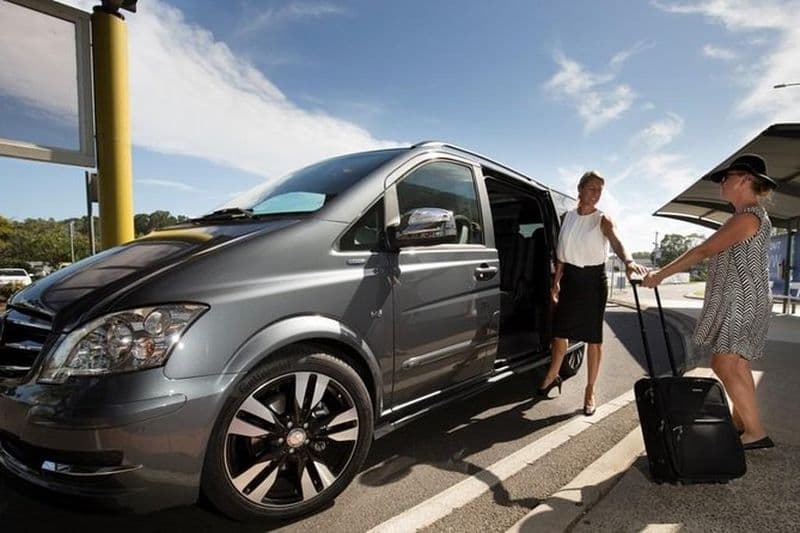 Transfert depuis ou vers l'aéroport de Santorin conçu par vous