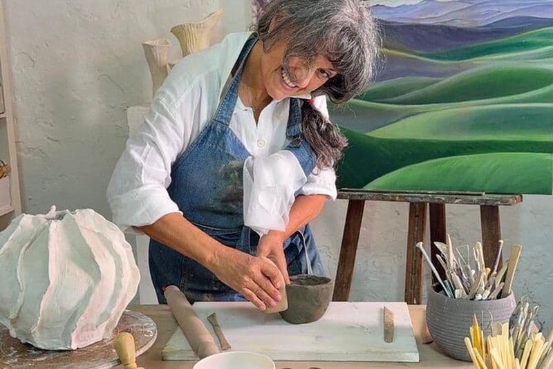 Atelier de céramique avec un artiste local