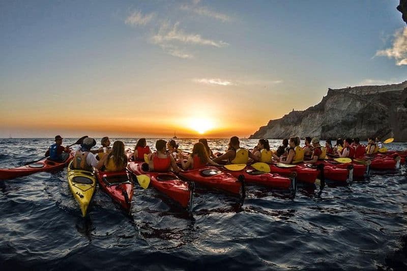 Santorin : kayak de mer au coucher du soleil avec dîner léger