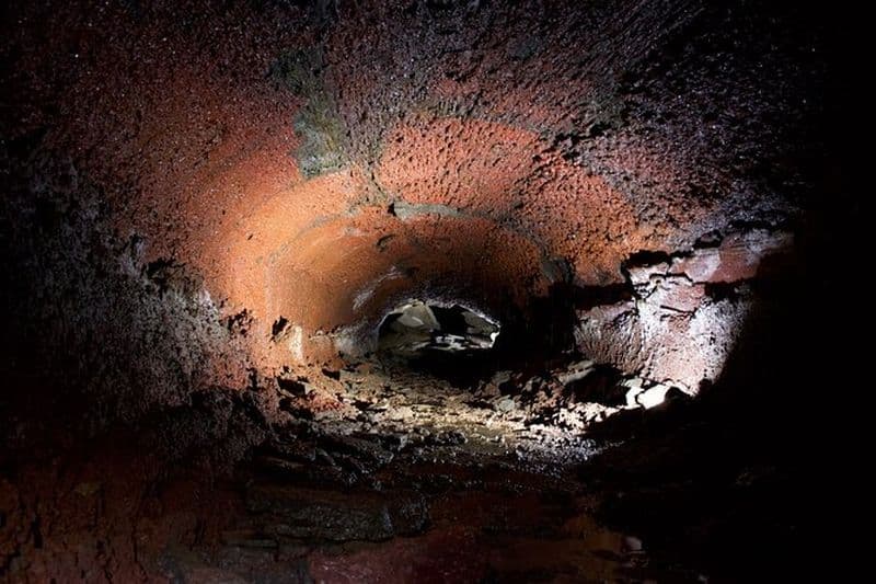 Tunnel de lave et aventure spéléo
