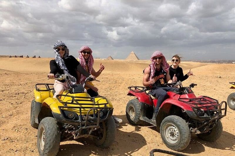 Excursion aux pyramides de Gizeh et au safari dans le désert en quad, promenade à dos de chameau