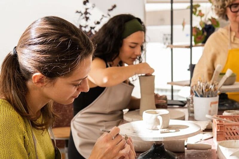 Créez et peignez votre propre pièce en céramique dans un atelier à Athènes