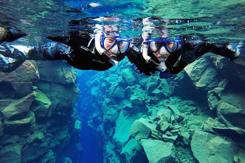 Silfra Drysuit Snorkeling avec photos gratuites - Rencontre sur place