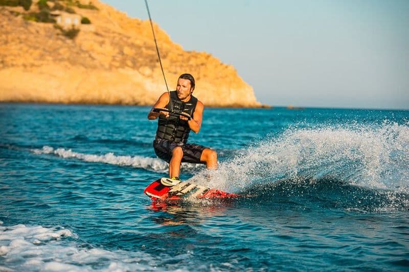 Aventure privée de wakeboard à Mykonos à Super Paradise Beach