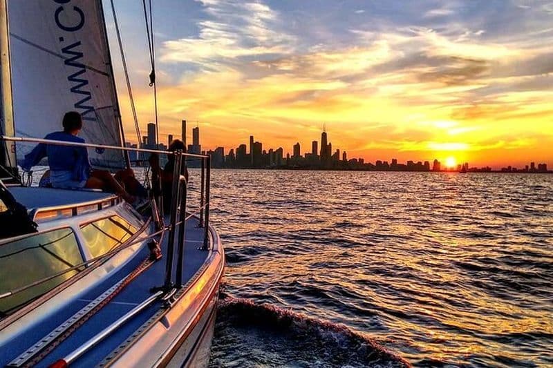 Voile privée sereine au coucher du soleil sur le lac Michigan - Navy Pier, Chicago