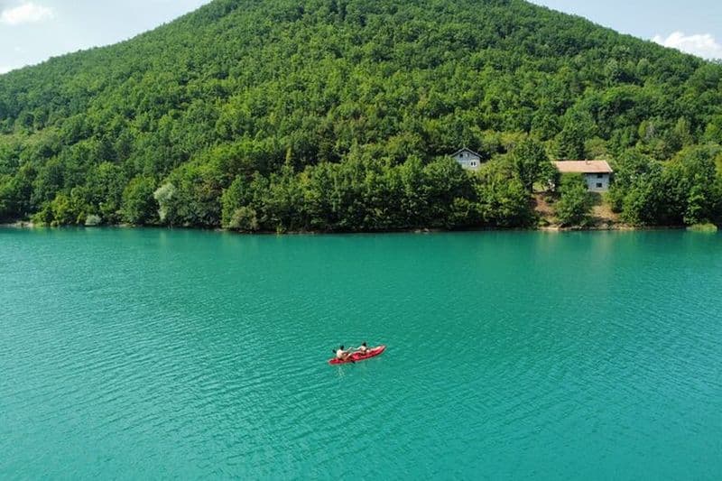 Kayak sur le lac Jablanica