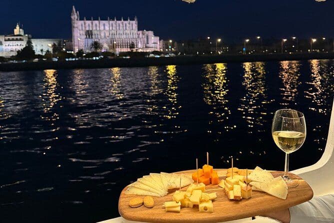 Excursion en bateau en soirée à Palma avec vin et fromage majorquins