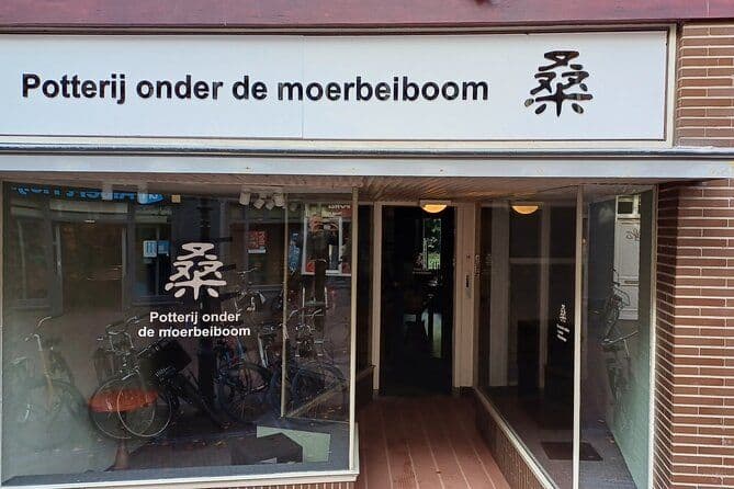 Atelier de poterie guidé sur un plateau tournant dans la Choorstraat