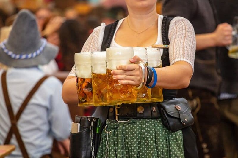 Promenade dans la ville de Munich et visite de l'Oktoberfest avec réservation tente de bière