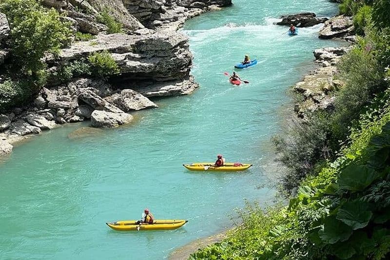Kayak dans la rivière Vjosa, Albanie Kayak Permet, Gjirokaster (ARG)