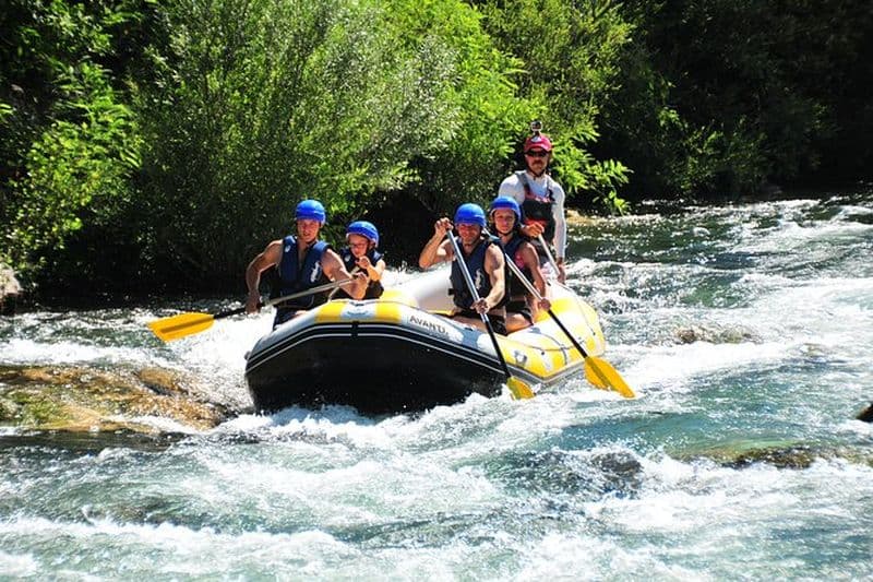 Rafting privé sur la rivière Cetina avec spéléologie et saut de falaise, photos et vidéos gratuites