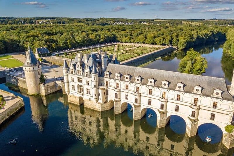 Billet Excursion d'une journée aux châteaux de la Loire au départ de Paris avec vin offert