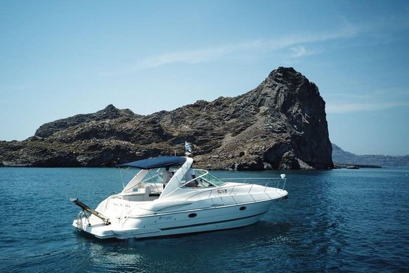 Explorez le volcan de Santorin avec Alex Private Boat Rental