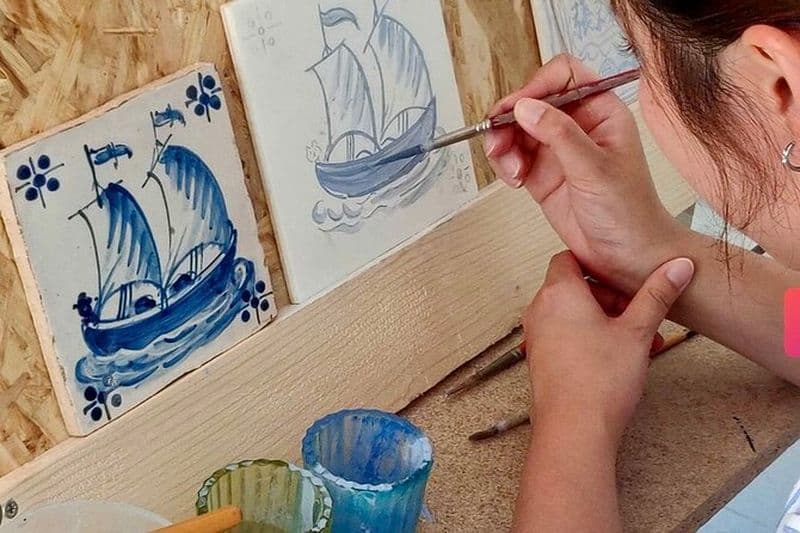 Visite privée de peinture sur vin et carrelage de Lisbonne – Sesimbra & Traditions