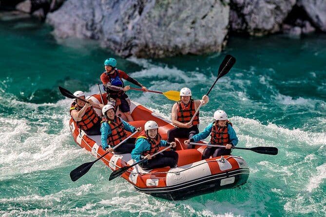Rafting en eau vive sur la rivière Soča à Bovec, Slovénie