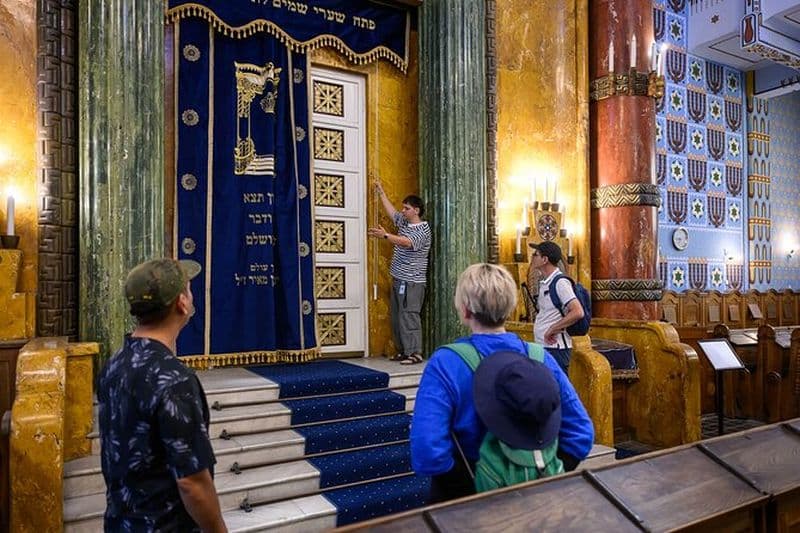 Budapest Jewish Heritage Memorial Walking Tour & Synagogue Entrée