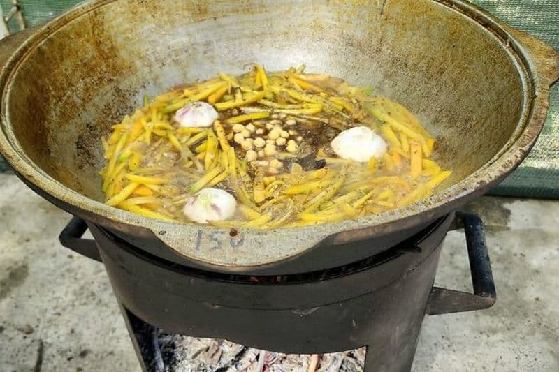 Cours de cuisine dans le village avec la famille locale à Samarcande